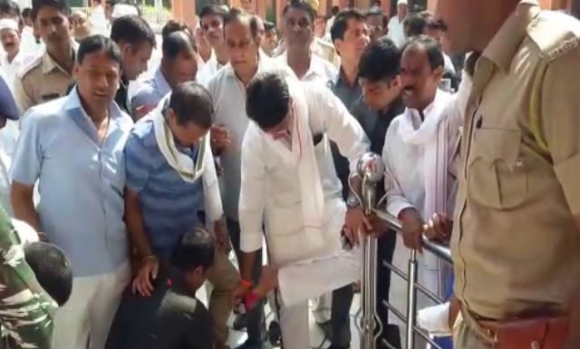 अजमेर झालवाड़ में प्रतिपक्ष नेता द्वारा जूते उतरवाने का मामला, – शिक्षा मंत्री की कड़ी प्रतिक्रिया
