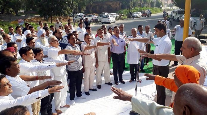 उपायुक्त ने गांधी और शास्त्री की जयंती पर उपस्थित लोगों को स्वच्छता की शपथ दिलाई
