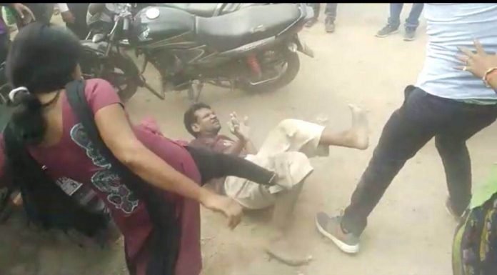 युवती से छेड़खानी करने वाले की जमकर पिटाई