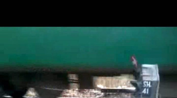 रेलवे की लापरवाही, टूटी पटरी से निकाल दी ट्रेन