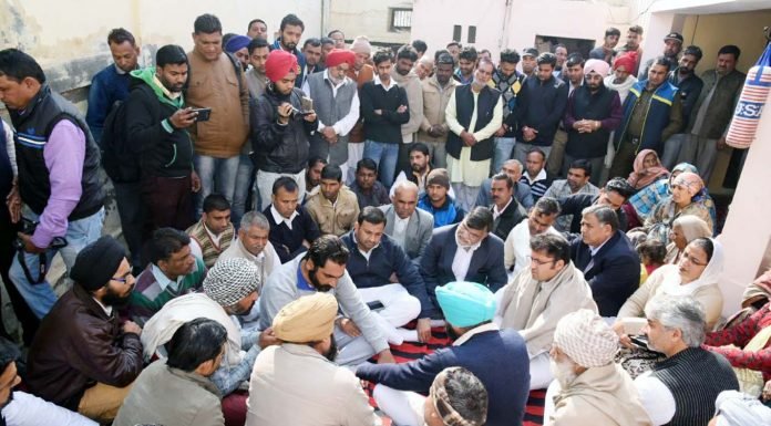 प्रदेश कांग्रेस कमेटी और कार्यकर्ता आर्थिक सहायता करेंगे शहीद के परिवार की – अशोक तंवर