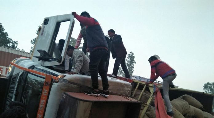 ओएसडी ने अपनी गाड़ी से घायल ट्रक चालक को पहुंचाया अस्पताल