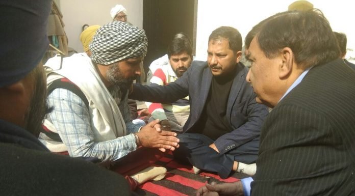 ओएसडी शहीद के घर सांत्वना देने पहुंचे