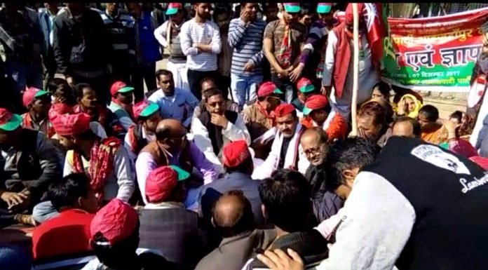 सपा का बिजली की बढ़ी दरों के खिलाफ प्रदर्शन