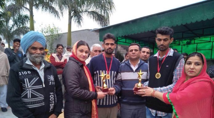 लुटेरों का सामना करने वाले युवकों को ग्राम पंचायत ने किया सम्मानित