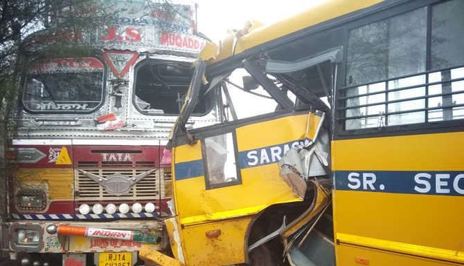 कोहरे के कारण स्कूल बस और ट्रक की टक्कर, 15 बच्चे घायल