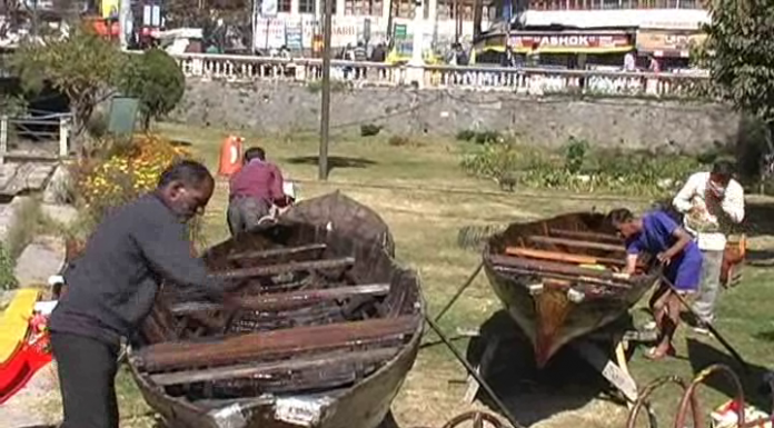 नैनीताल – नाव मुरम्मत में जुटे नाव चालक