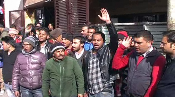 तमाम संगठनो ने विरोध प्रदर्शन करते हुए, नैनीताल बचाओ के नारे लगाए