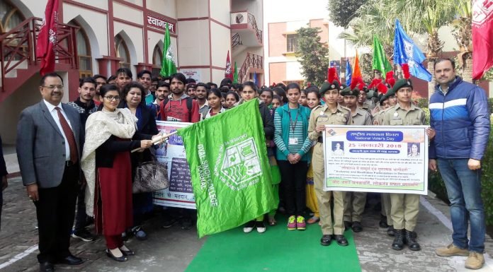 युवा अपनी वोट बनवाकर ,लोकतंत्र को मजबूत करें- डीसी