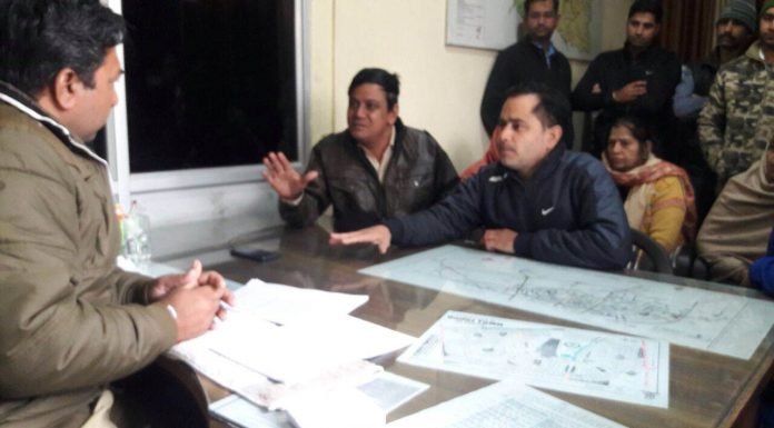 संदिग्ध हालात में हुई मौत के दोषी लोगों की गिरफ्तारी को लेकर थाना प्रभारी से मिले परिजन