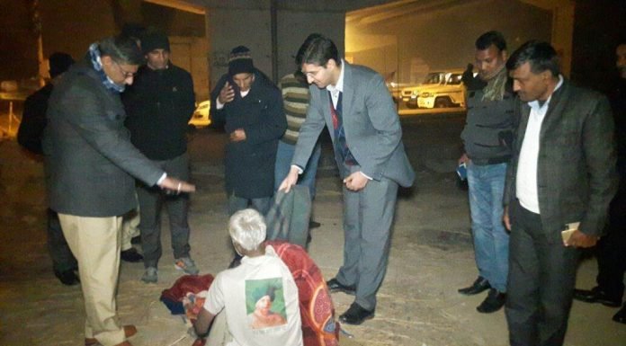 करनाल – ठंड में बिना गर्म कपडे के बाहर सो रहे व्यक्ति को उठाकर रैन बसेरा भेजे या प्रशासन को सूचित करें – उपायुक्त