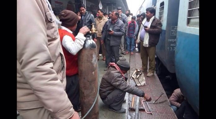 शाहजहांपुर – महिला ट्रेन के टॉयलेट में फंसी