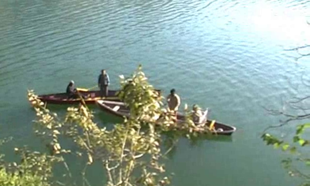 नैनीताल – भीमताल झील में कार गिरी