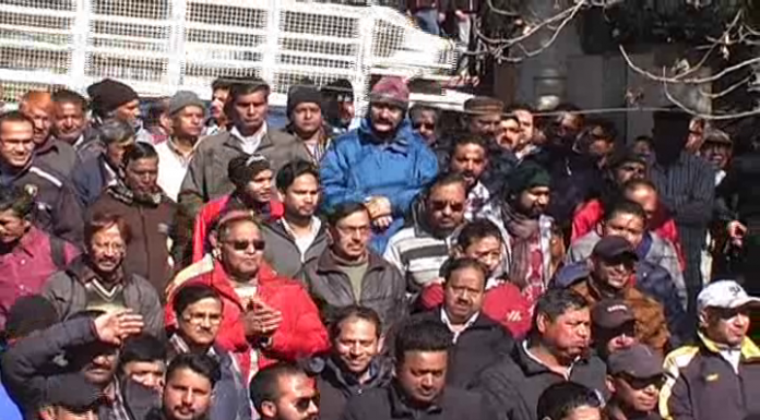 नैनीताल – व्यापारी धरना आश्वासन के बाद समाप्त