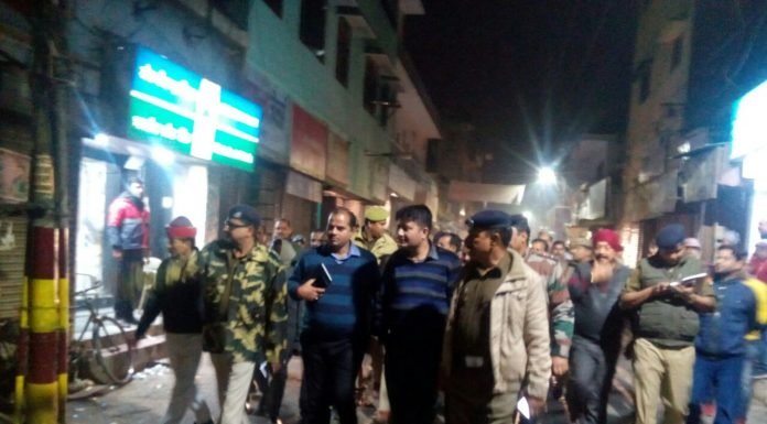 शाहजहाँपुर – डीएम और एसपी ने किया पैदल मार्च