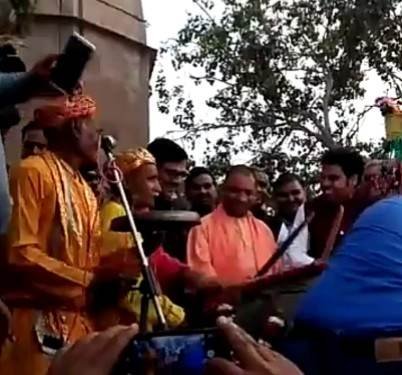 मथुरा – जब मुख्यमंत्री योगी ने कृष्ण की नगरी में बजाया नगाड़ा