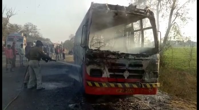 शाहजहांपुर – बस में आग , मुश्किल से बची यात्रियों की जान