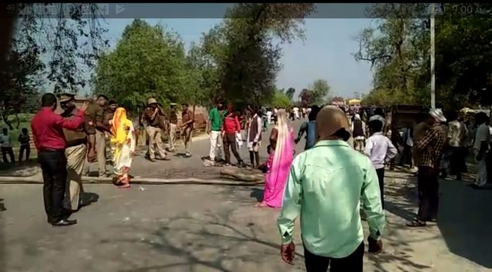 शाहजहांपुर – बच्ची को टक्कर मारने वाले ट्रक को पुलिस ने छोड़ा तो हुआ स्टेट हाईवे जाम