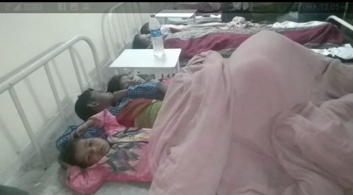 शाहजहांपुर – ठेले पर बिक रही टिक्की खाने से 40 से ज्यादा बच्चे बीमार