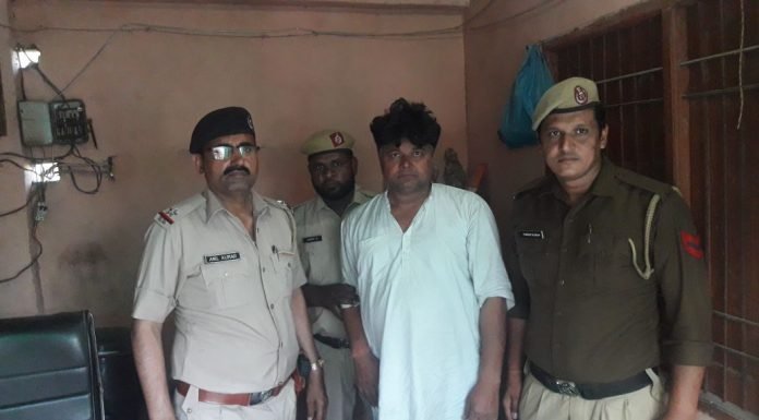 ओवरलोड वाहनों के चालान का भय दिखाकर अवैध वसूली करने वाला काबू