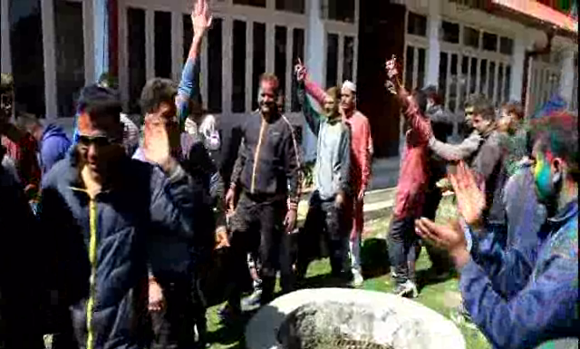 नैनीताल में विदेशी पर्यटकों ने भी होली का लुत्फ़ उठाया