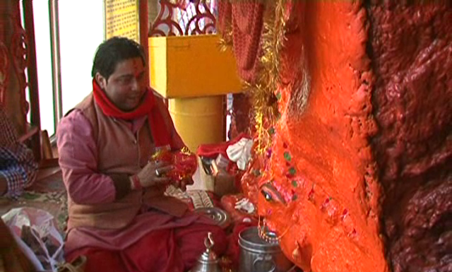 नैनीताल – पाषाण देवी में भक्तों की भीड़