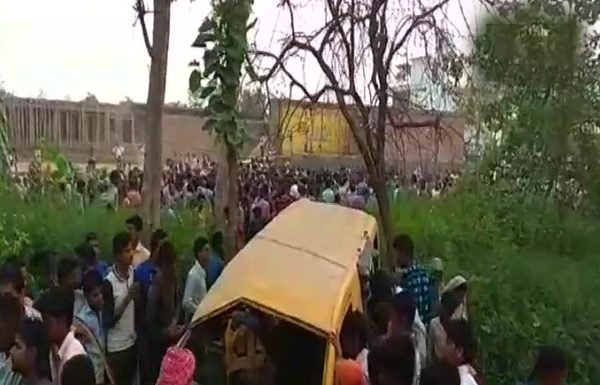 कुशीनगर – स्कूल बस ड्राइवर के ईयरफोन ने ली 13 बच्चों की जान ?