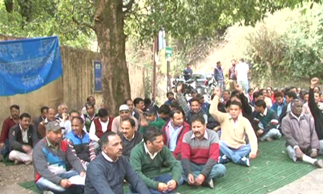 नैनीताल – कुमाऊं विश्वविद्यालय कर्मचारी अपनी 6 सूत्रीय मांगों को लेकर आज हड़ताल पर