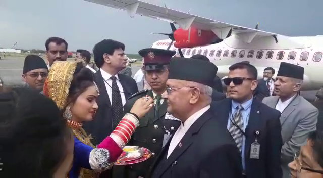 नैनीताल पहुँचने पर नेपाल के प्रधानमंत्री का तिलक और पुष्पवर्षा से स्वागत