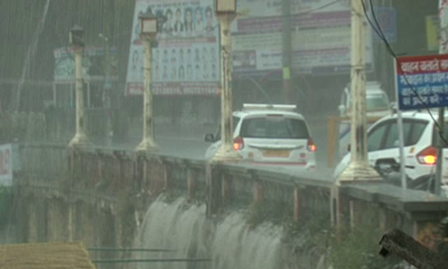 नैनीताल में अचानक आई तेज बारिश से ठंड लौटी
