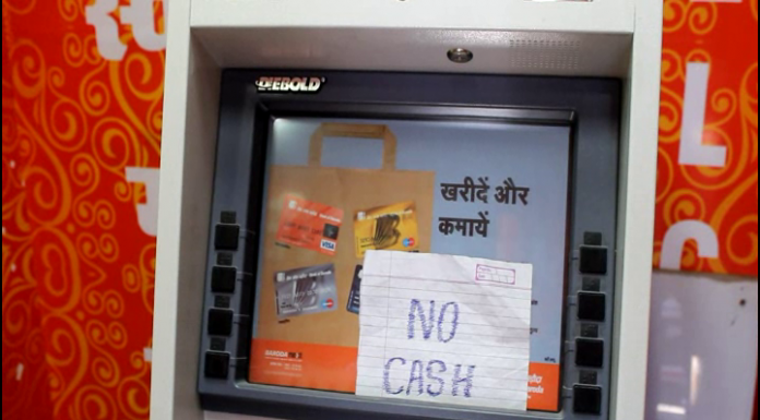नैनीताल – ए.टी.एम.मशीन कैश लैस,पर्यटक परेशान