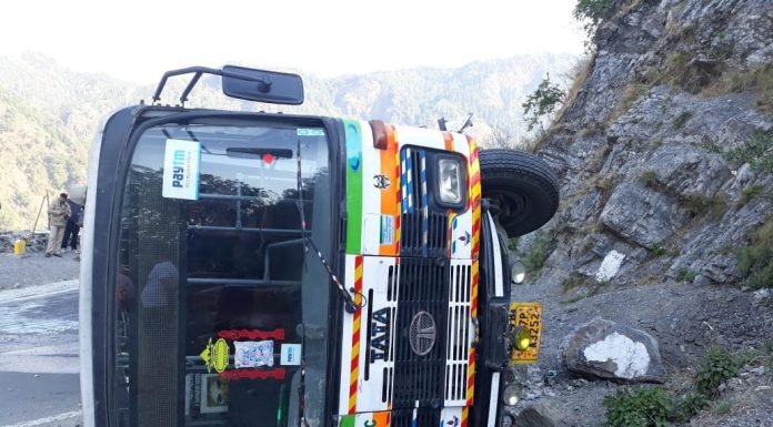 नैनीताल – बड़ा सड़क हादसा होने से टला