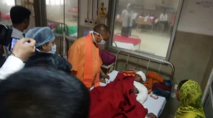 आगरा पहुंचे सी एम योगी तूफान पीड़ितो से मिले, किया हवाई सर्वेक्षण