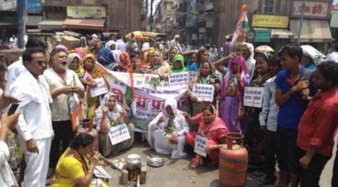 मथुरा – महिला कांग्रेस कार्यकर्ताओं ने चूल्हे पर खाना बनाकर किया महंगाई का विरोध