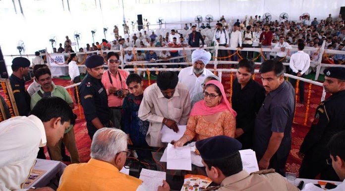 करनाल – मुख्यमंत्री ने अधिकारियों को दी नसीहत, पटवारी को किया सस्पेंड