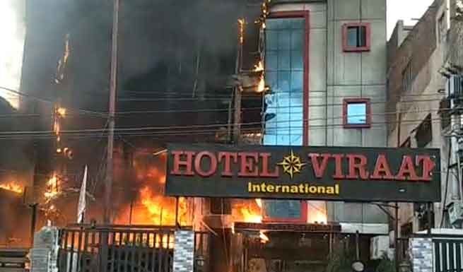लखनऊ -चारबाग के दो होटल में लगी भीषण आग में चार लोग जिंदा जले
