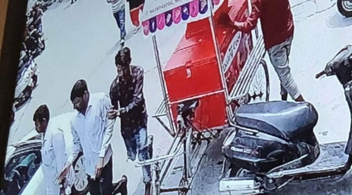 करनाल – करनाल के सराफा बाजार में एक सर्राफ के कारीगर से लूट