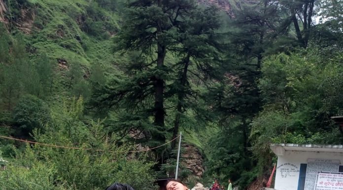 बंजार (हि०प्र०) – सडक़ सुविधा न होने से मरीजों को चारपाई पर बैठाकर पंहुचाना पड़ रहा है अस्पताल
