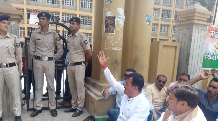 कुल्लू (हि०प्र०) – कुल्लू में क्षेत्रीय अस्पताल में सरकार द्वारा स्त्री रोग विशेषज्ञ न भेजने पर धरना