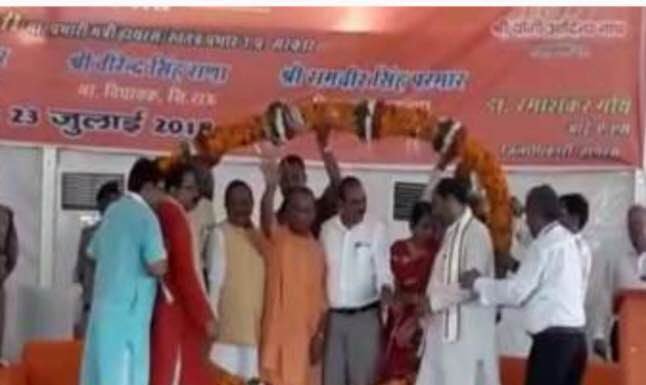 हाथरस (उ०प्र०) – योगी ने दी हाथरस को सौगात, कहा पिछली सपा, बसपा सरकारों में था प्रदेश में गुंडों का राज