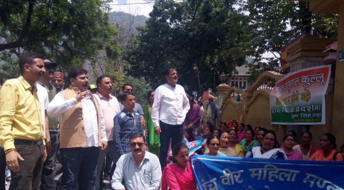 कुल्लू (हि०प्र०) – कुल्लू के विधायक सुंदर सिंह ठाकुर द्वारा शुरू किये गये धरना प्रदर्शन को संस्थाओं का समर्थन मिला