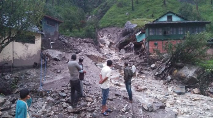 कुल्लू (हि०प्र०) – कुल्लू में आसमान से बरसी आफत, तीन जगह फटे बादल, भारी तबाही