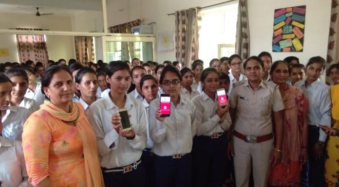 पानीपत – पुलिस ने स्कूल और बस्तियों मे जाकर दी महिलाओं व छात्राओं को दुर्गा शक्ति एप की जानकारी