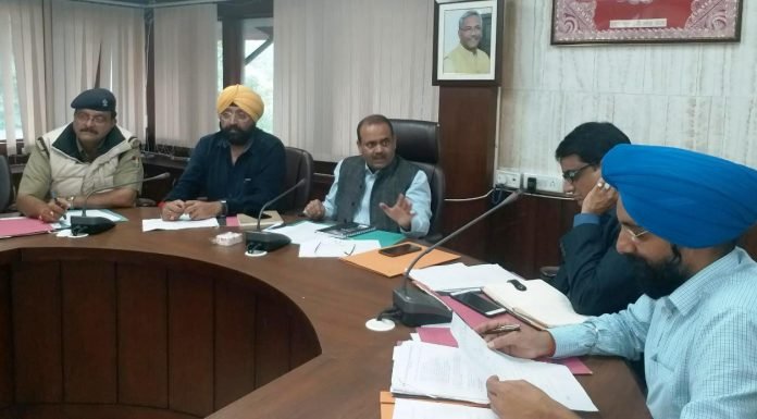 नैनीताल – दुर्घटनाओ को रोकने के लिए पहले सड़क सुरक्षा के उपाय जरूरी : जिलाधिकारी