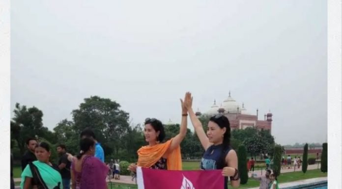 आगरा – ताज़ के अंदर बैनर के साथ फ़ोटो खिंचवाने का वीडियो हुआ वायरल, प्रशासन में हड़कंप