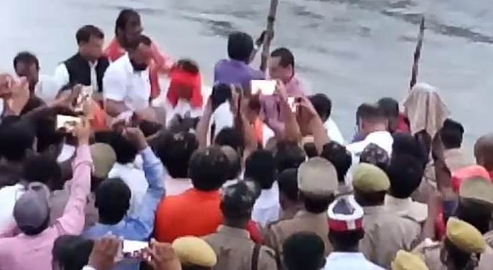 आगरा – बस्ती में अटल जी की अस्थि कलश विसर्जन के दौरान हुआ हादसा, नाव में क्षमता से अधिक लोग