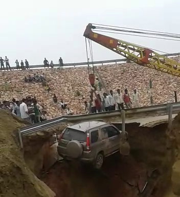 आगरा – आगरा लखनऊ एक्सप्रेस वे पर धंसी सड़क के 50 फुट अंदर गिरी कार , निर्माण कार्यों की खुली पोल