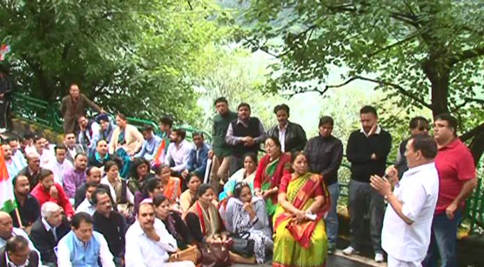 नैनीताल – कांग्रेसी कार्यकर्ताओ ने सत्तारूढ़ पार्टी के खिलाफ सड़क पर बैठकर धरना दिया