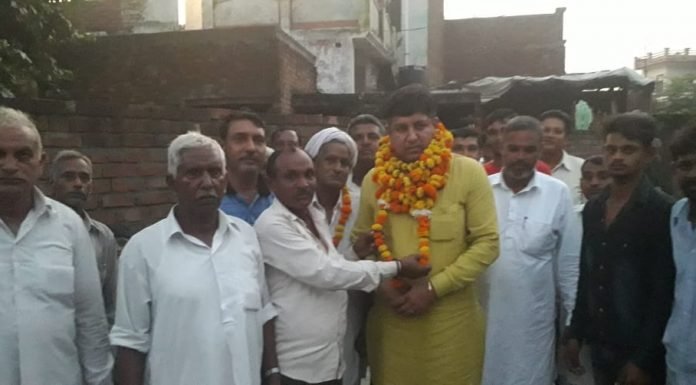 इंद्री – बीजेपी किसान मोर्चा के जिला महामंत्री मास्टर नरेंद्र ने ग्रामीणों को सरकार की योजनाओं की जानकारी दी