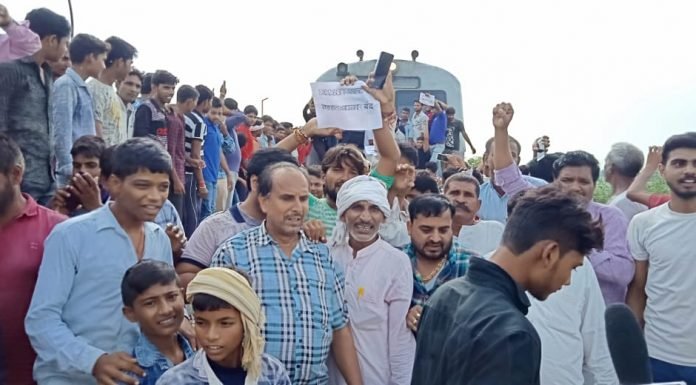 आगरा – आगरा में सभी बाजार बंद रख किया SC ST का विरोध